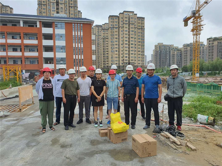 李伟赴两淮施工项目送清凉