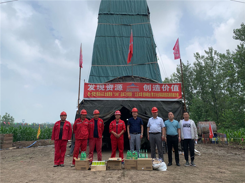 叶晓辉赴地勘施工项目送清凉