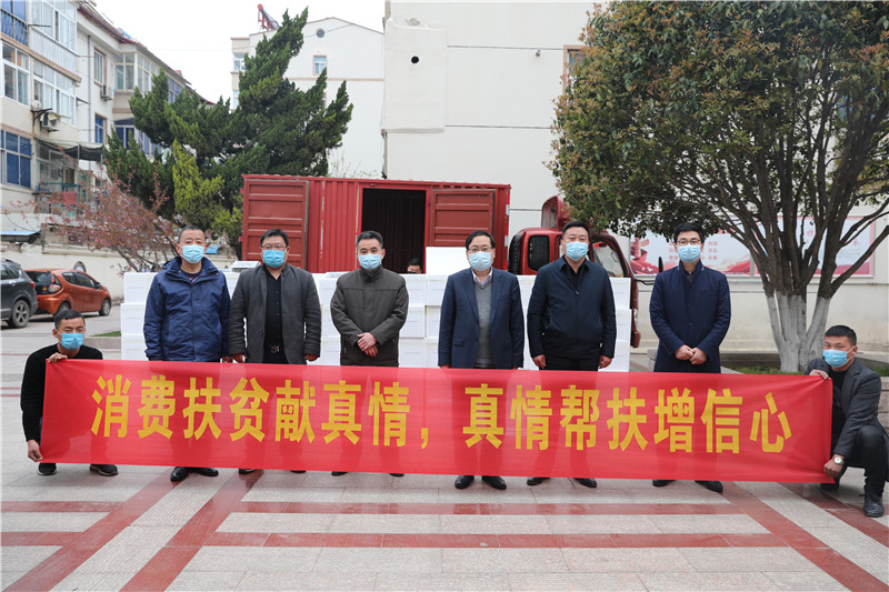 图为金张社区为我队送农特产品