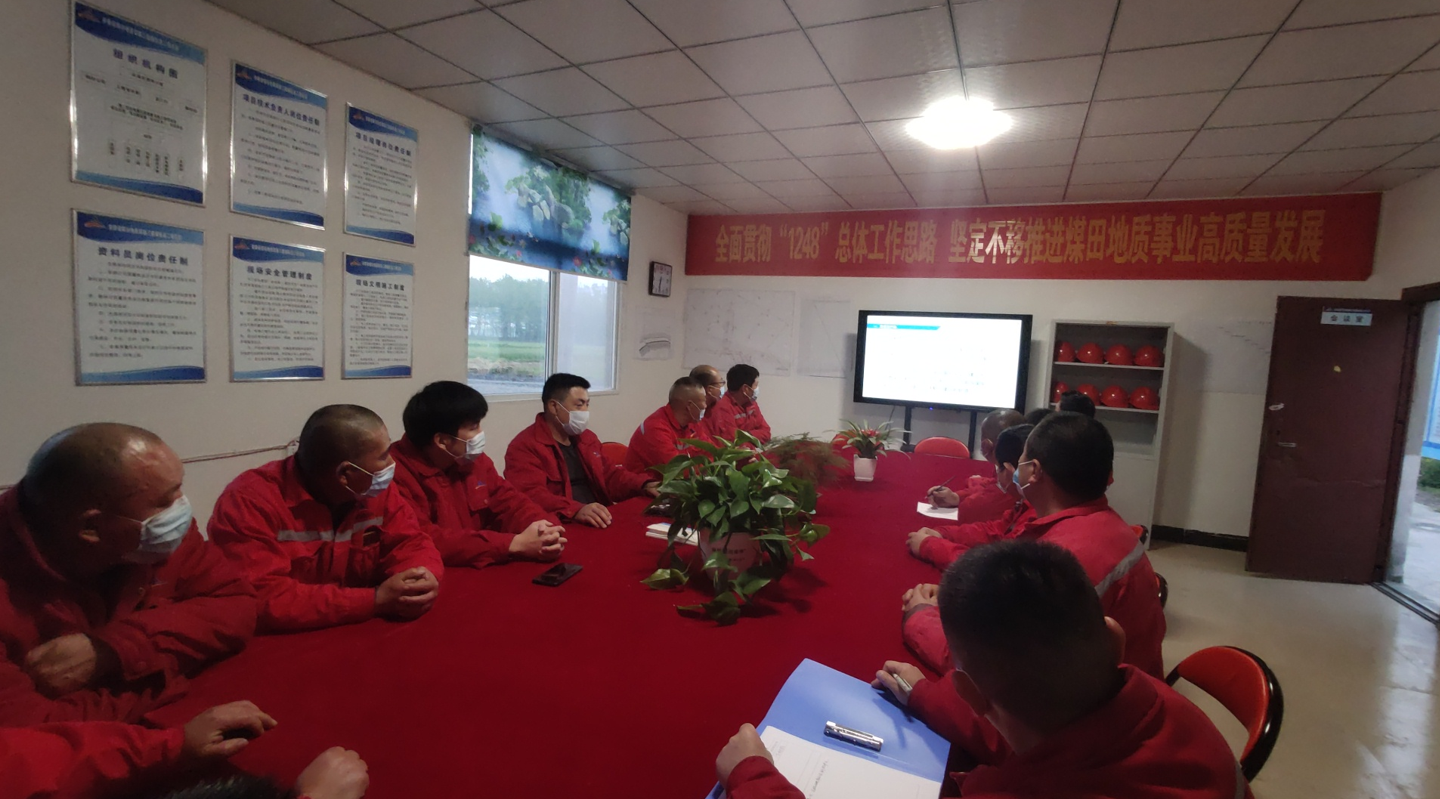 图为项目利用施工间隙开展学习